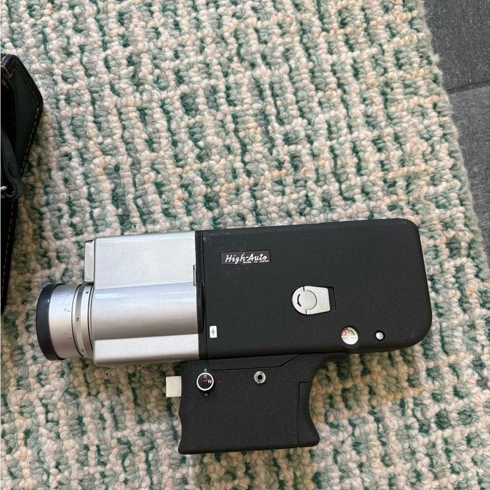 Cinemax-8 Camera video camera with black leather carrying case- mint condition